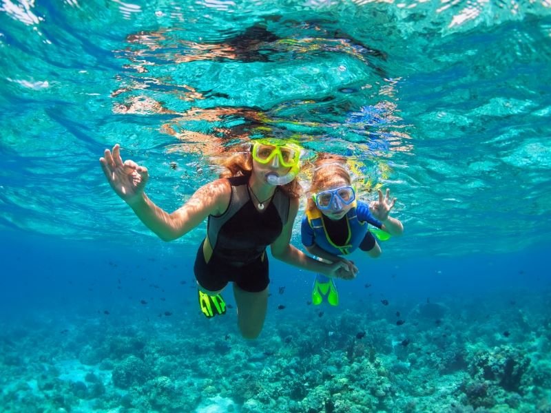 Mutter mit Tochter beim Schnorcheln in Thailand