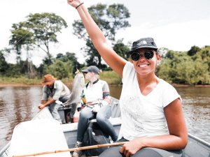 Frau beim fischen in Phantanal, Amazoneas, Brasilien