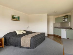 Gemütliches Hotelzimmer mit Kitchenette auf Stewart Island in Neuseeland
