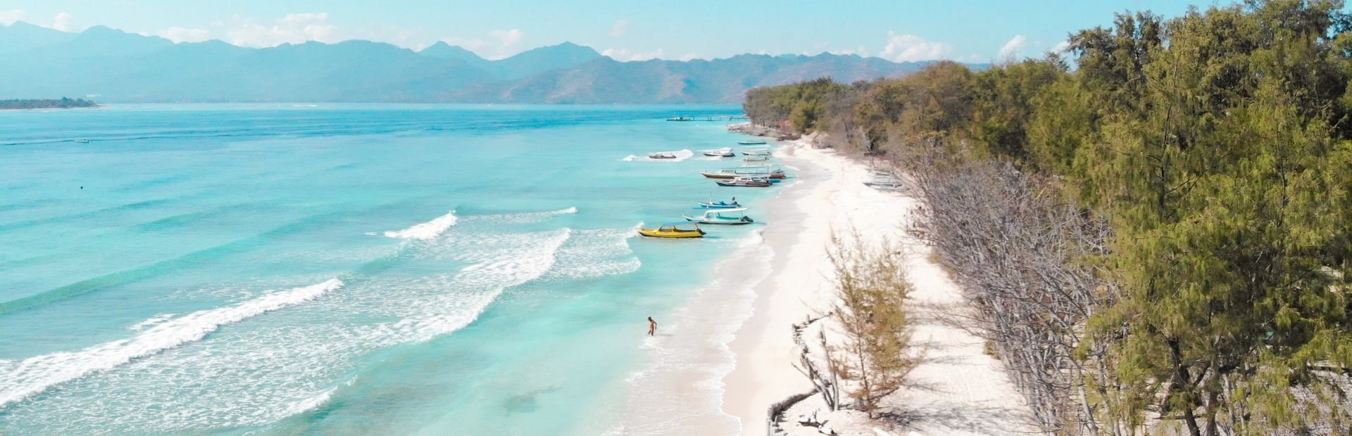 Strand mit Booten bei den Gili Inseln auf Lombok