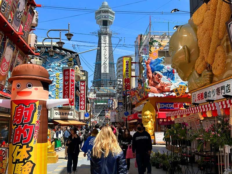 Bunte Straße zum Osaka Turm Tsūtenkaku am Tag