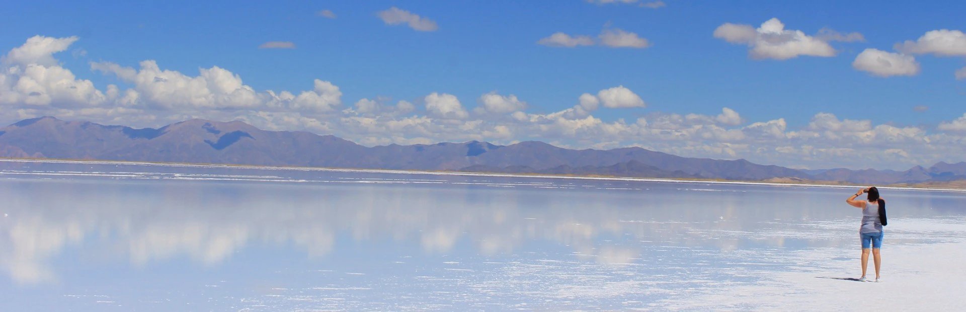 Reisende am Rande des Salinas Grandes Salzsee in Argentinien
