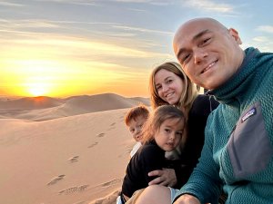 Familie In der Wüste von Marokko