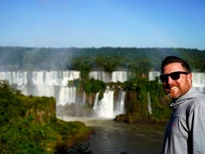 Reisender vor den Iguazu Wasserfällen in Argentinien