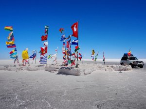Flaggen in der Salar de Uyuni