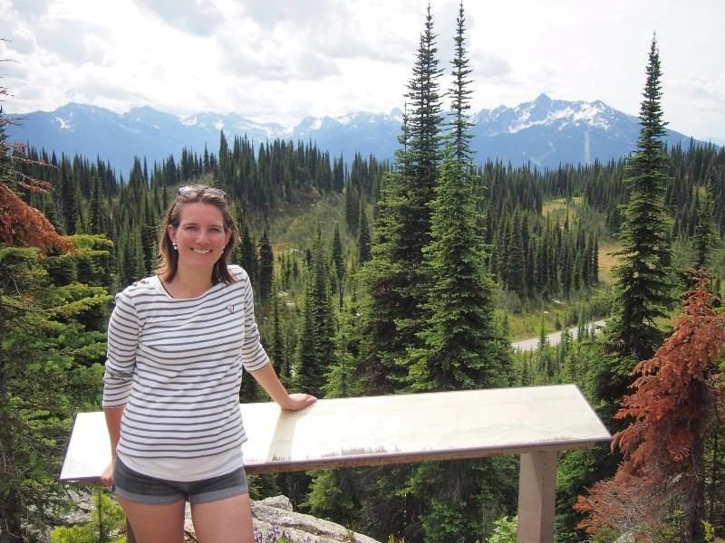Reisende vor dem Ausblick auf das Panorama des Mount Revelstoke Nationalparks