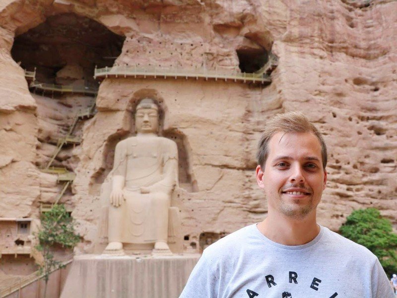 Reisender vor den Mangao Grotten in China