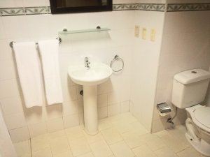 Badezimmer im Hotel in Holguin in Kuba