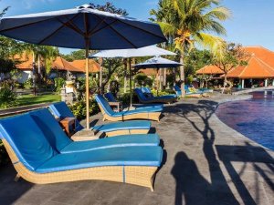 Poolliegen in Pemuteran auf Bali