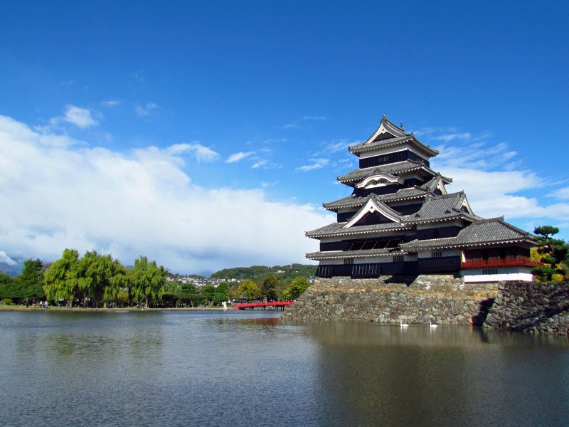 Wassergraben vor der Burg Matsumoto bei strahlendem Sonnenschein
