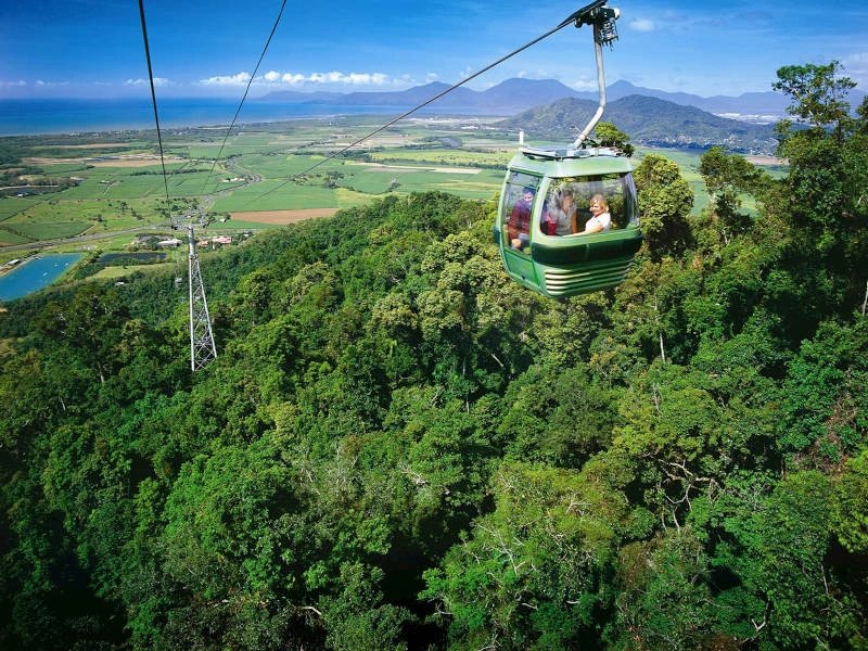 Skyrail-Gondel über dem Regenwald von Cairns, Australien mit Blick auf die Küste