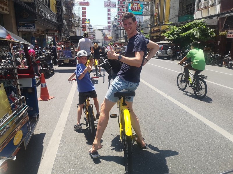 Vater mit Sohn bei einer Radtour in Bangkok, Thailand