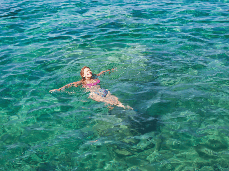 Frau schwimmt im Meer