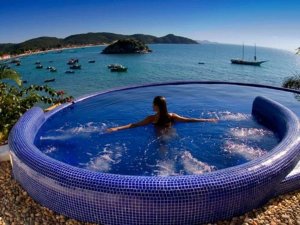 Blick aus dem Pool aufs Meer in Buzios, Brasilien