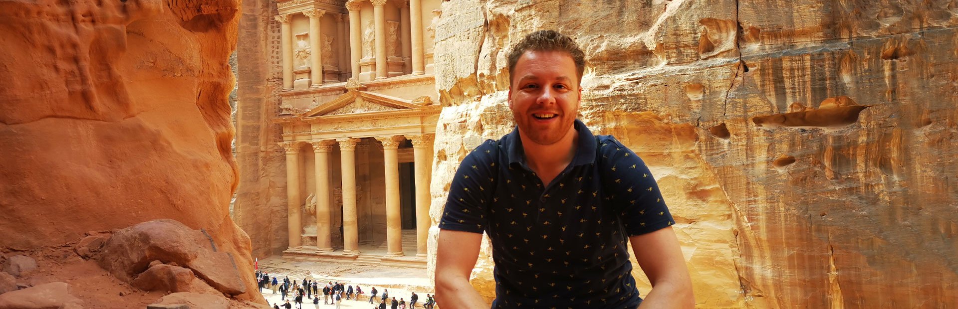 Mann vor Felsenstadt Petra Jordanien