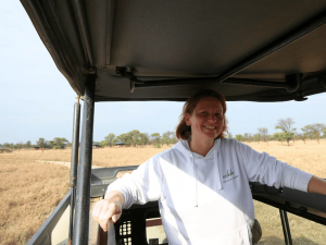 Reiseexpertin Michaela im Safarijeep in Tansania