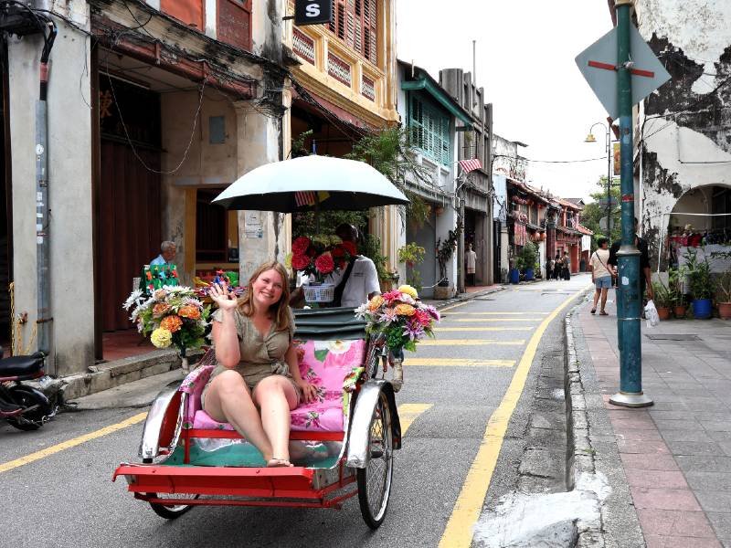Touristin bei Trishaw Tour durch Penang, Malaysia