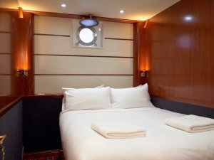 Bett in Doppelkabine auf einem Schiff, Doubtful Sound, Neuseeland