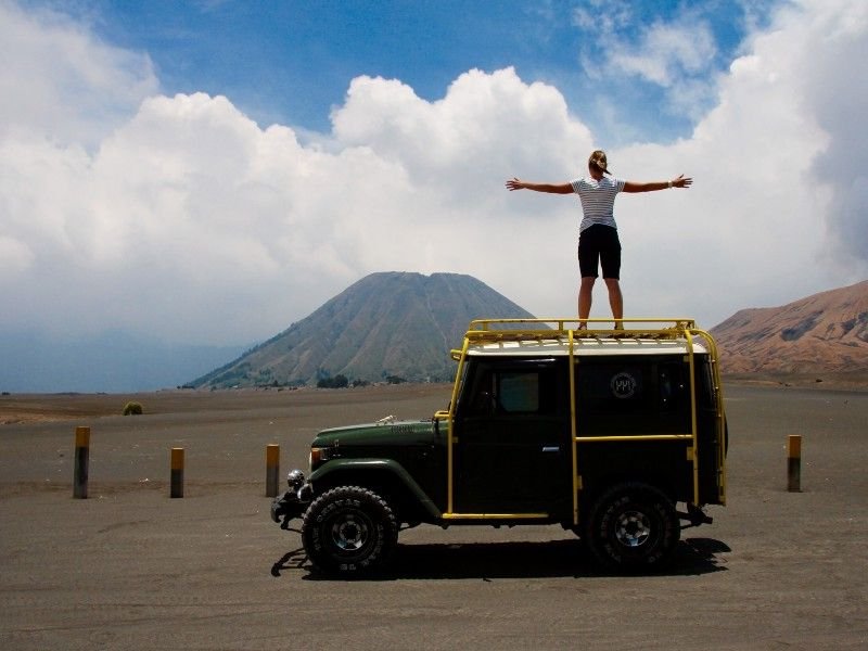 Reisender auf dem Jeep vor dem Bromo Vulkan