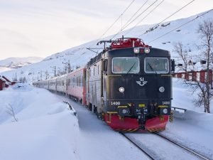 Mit dem Zug durch die verschneite Landschaft in Lappland