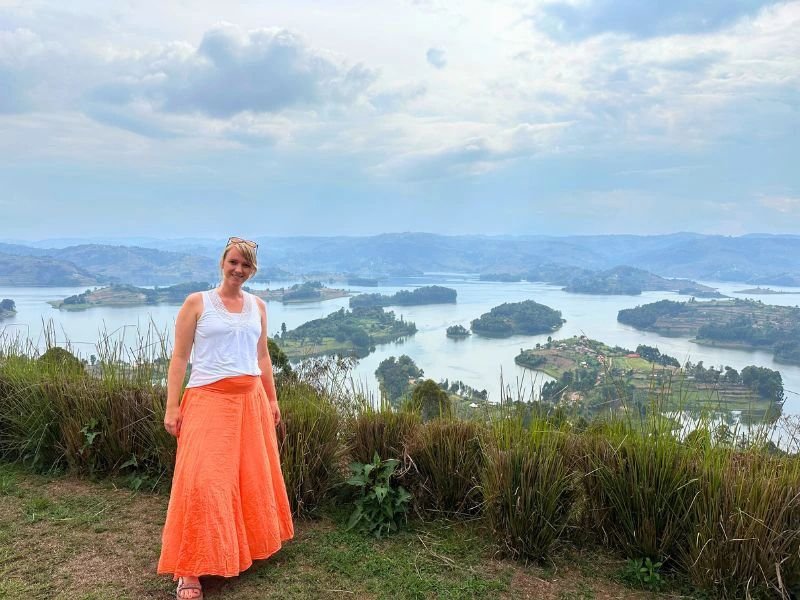 Uganda Lake Bunyonyi Punishment island Reisende vor kleiner Insellandschaft