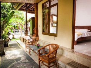 Zimmer im traditionellen Tempelhaus auf Bali