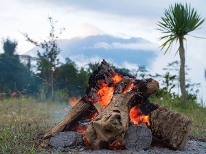 Lagerfeuer beim Camping Costa Rica