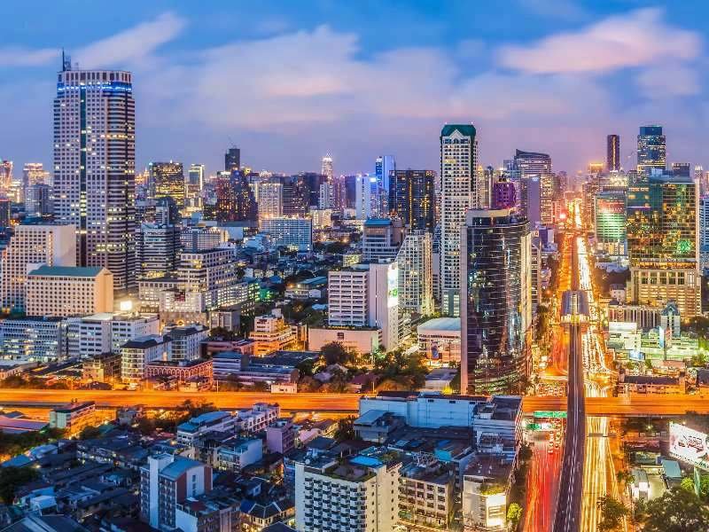 Skyline von Bangkok in Thailand bei Nacht