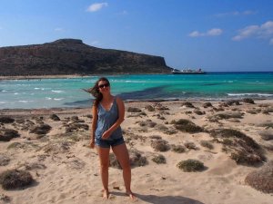 Frau mit Sonnebrille am Strand auf Kreta