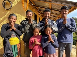 Gruppe von Einheimischen in Chepang heiĂźen Sie willkommen