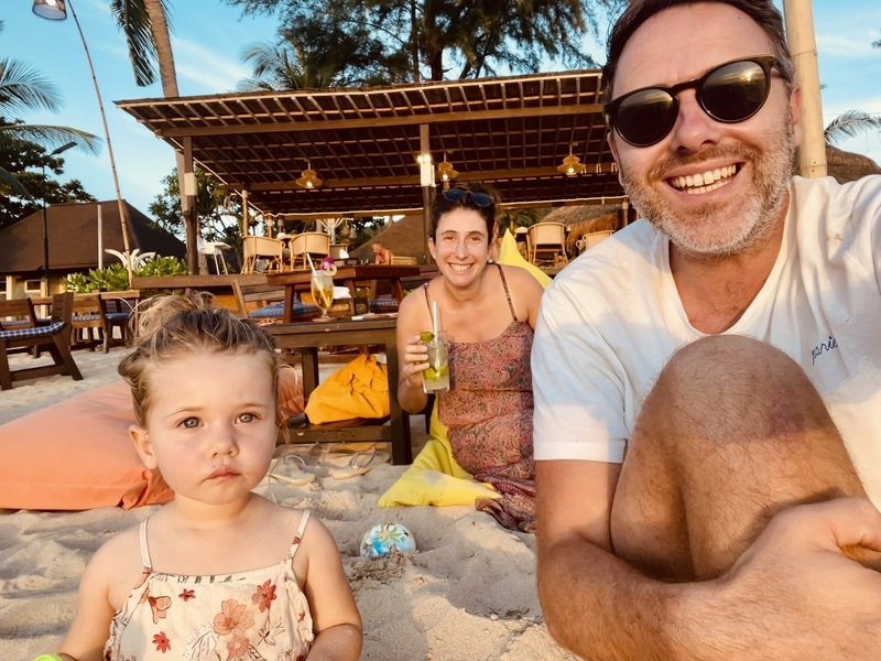 Familie am Strand von Koh Lanta