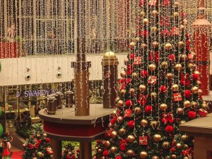 Geschmückter Tannenbaum in Einkaufszentrum