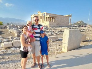 Familie vor der Akropolis in Athen