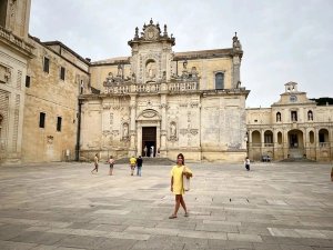 Frau vor Kirche in Lecce