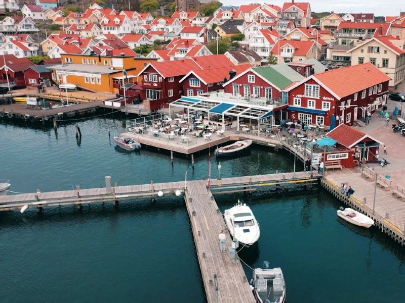 Blick auf kleinen Ort an der Küste von Bohuslän, Schweden