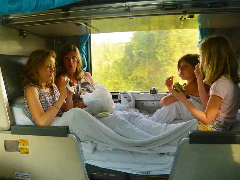 Familie im Bett im Nachtzug in Thailand