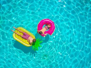 Kinder im Pool auf Kreta