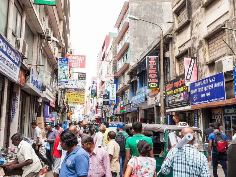 Straßenszene mit Menschen in Colombo, Sri Lanka