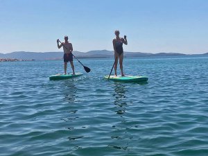 Stand-up paddling auf dem Biwa See in Japan