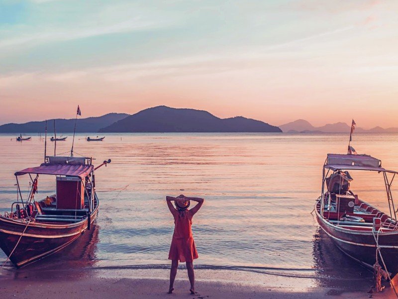 Kind bei Sonnenuntergang am Strand von Koh Samui in Thailand
