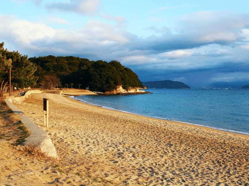 Strand bei Abenddämmerung auf Naoshima in Japan