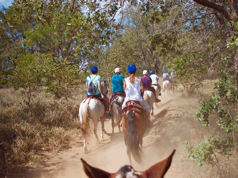 Unterwegs auf dem Pferd im Rincon de la Vieja Nationalpark in Costa Rica