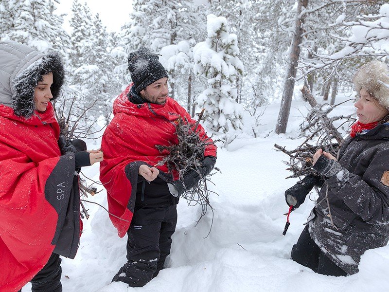 Reisende mit Guide beim Überlebens Training in Lappland
