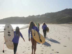Surfer am Strand von Byron Bay in Australien