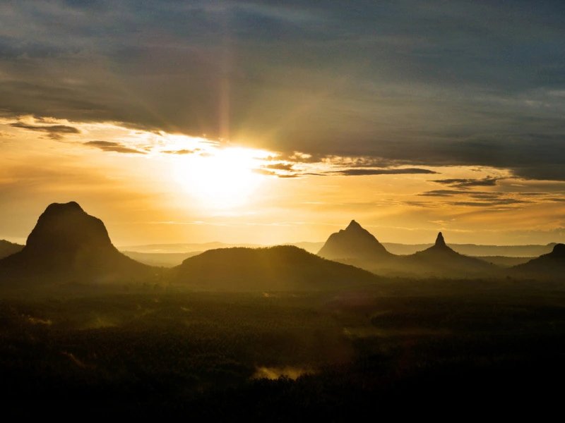 Sonnenuntergang über den Glasshouse Mountains
