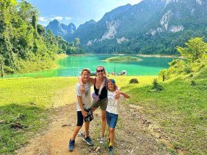 Familienfoto am Racha Praba Stausee