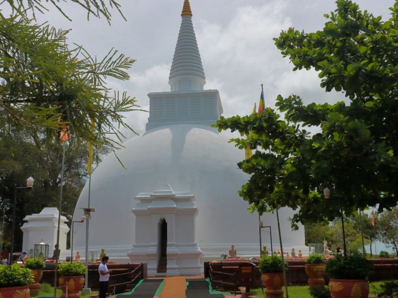 Weiße Stupa in Anuradhapura in Sri Lanka