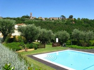 Pool der UNterkunf bei Lucca
