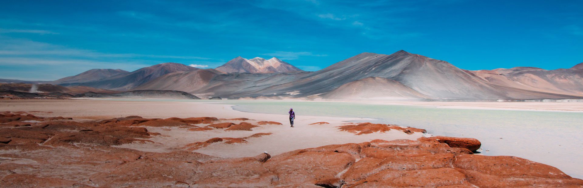 Reisender am See in der Atacama Wüste in Chile