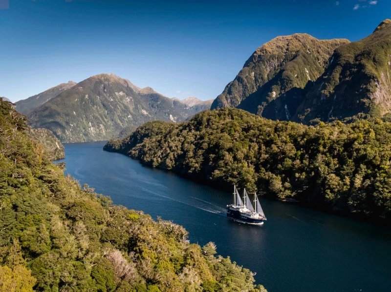 Boot im Doubtful Sound in Neuseeland